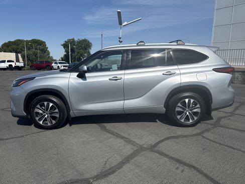 Used 2022 Toyota Highlander XLE AWD/4WD image 2