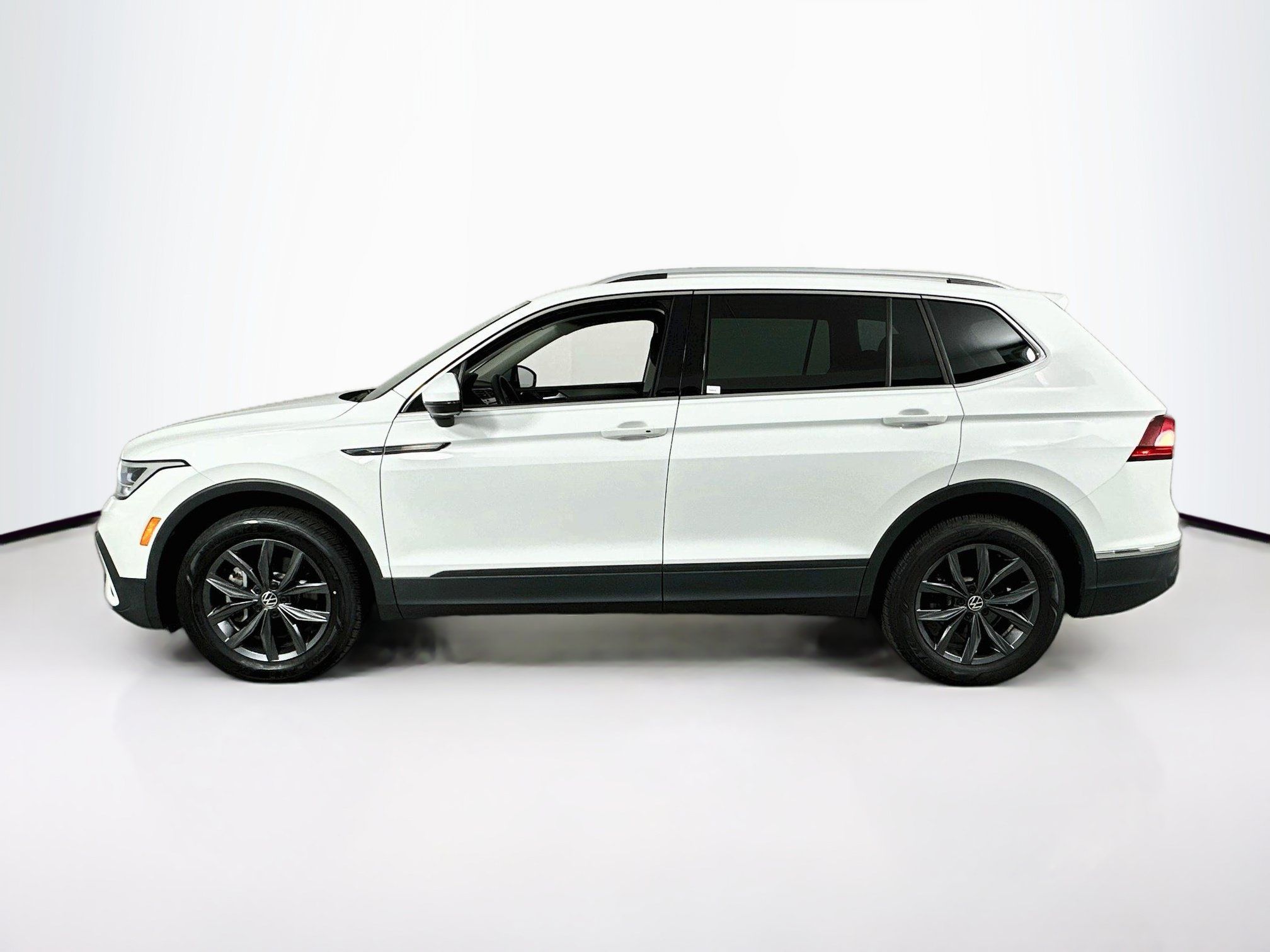 Used 2022 Volkswagen Tiguan SE FWD image 8