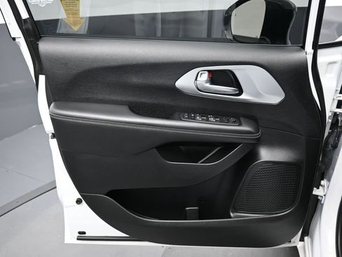 Used 2024 Chrysler Pacifica Touring image 9