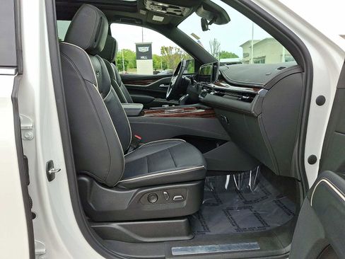 Used 2023 Cadillac Escalade ESV Premium Luxury AWD/4WD image 18