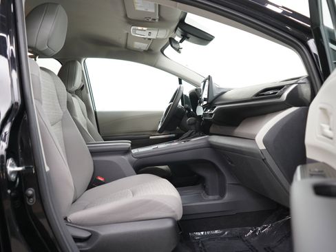 Used 2024 Toyota Sienna LE AWD/4WD image 11