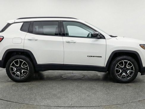 Used 2025 Jeep Compass Trailhawk AWD/4WD image 11