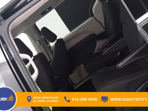 Used 2023 Chrysler Voyager LX FWD image 14