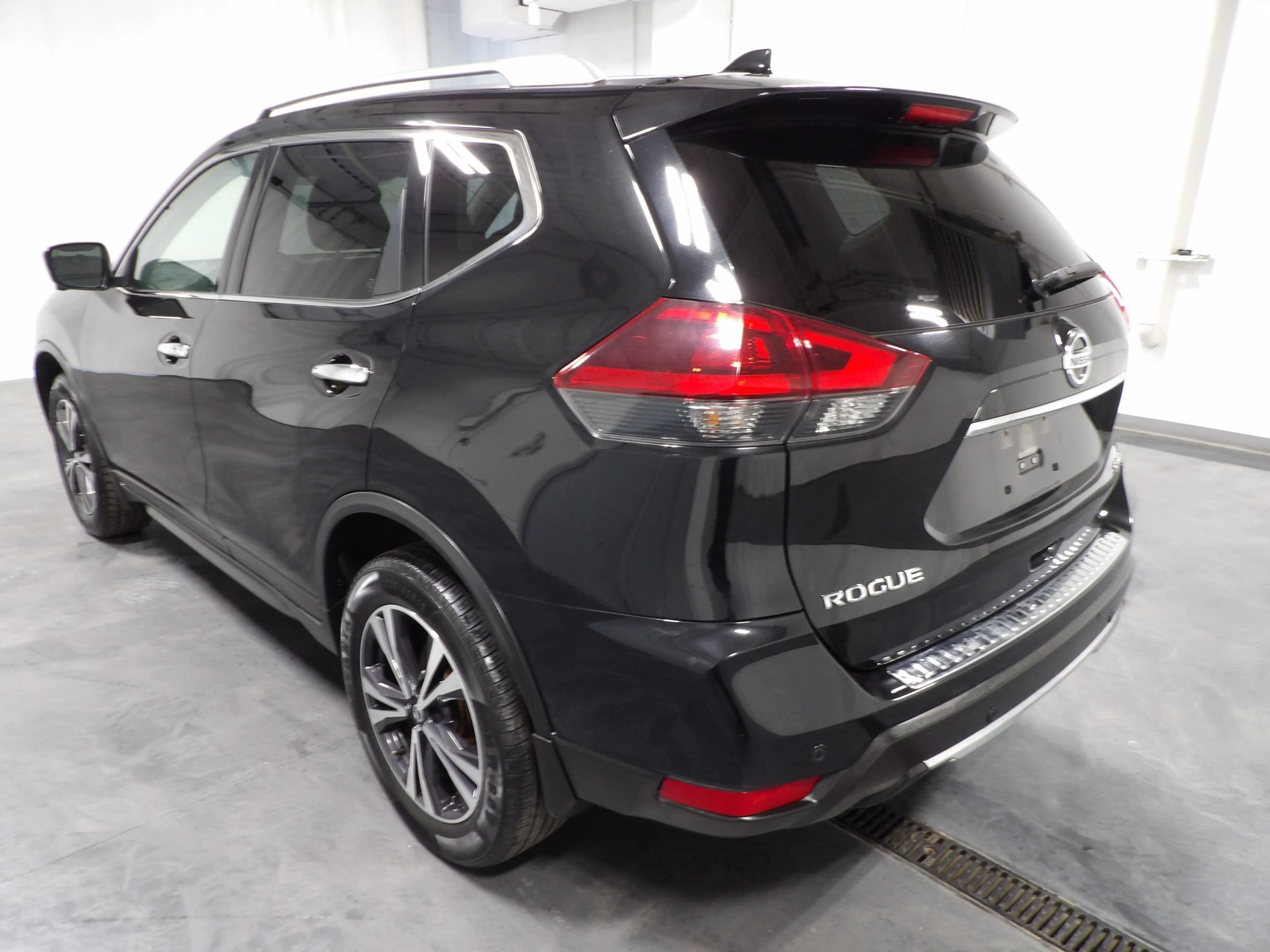 Used 2019 Nissan Rogue SV w/ Premium Package AWD/4WD image 7