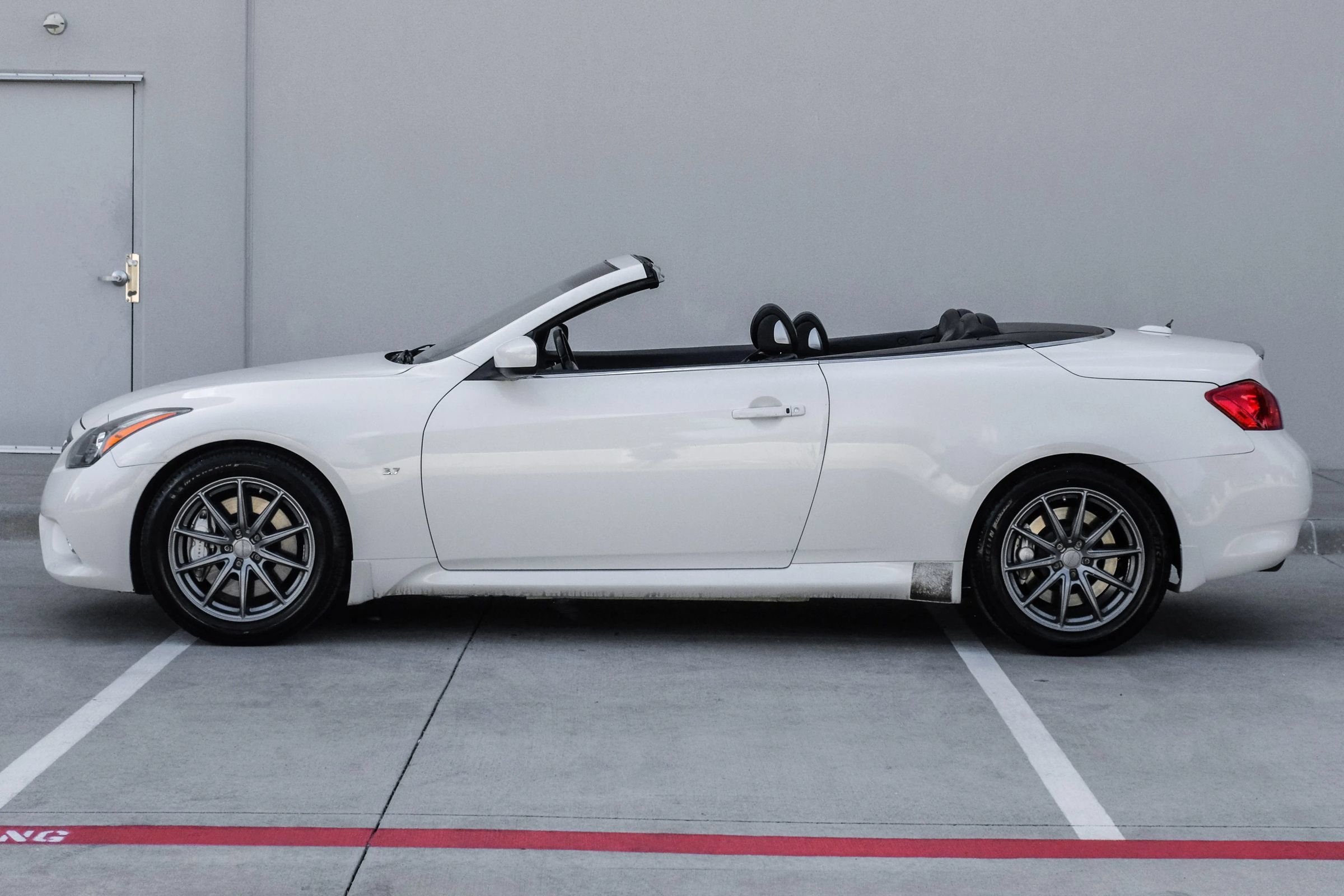 Used 2015 INFINITI Q60 Convertible w/ Premium Package RWD image 10