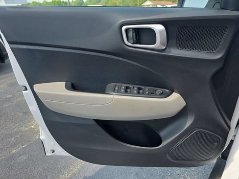 Used 2025 Hyundai Venue SEL FWD image 27