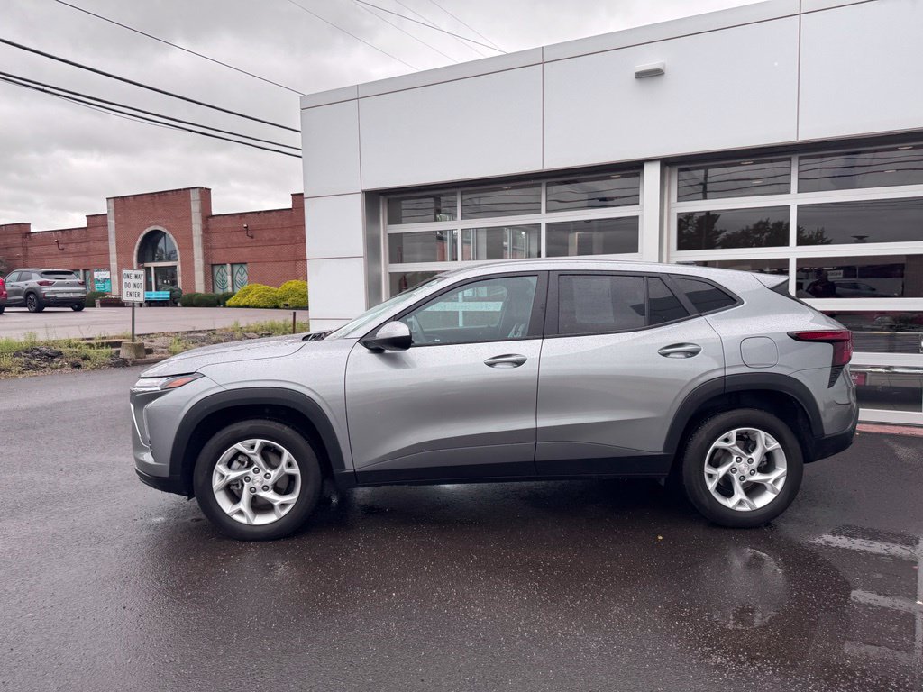 Used 2025 Chevrolet Trax LS w/ LS Convenience Package FWD image 2