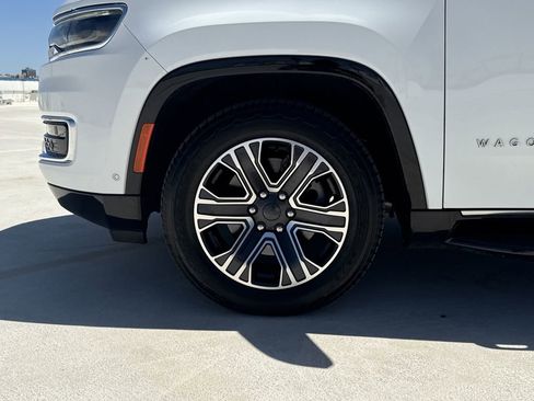 Used 2024 Jeep Wagoneer L Series II w/ Flexible Seating Group image 9