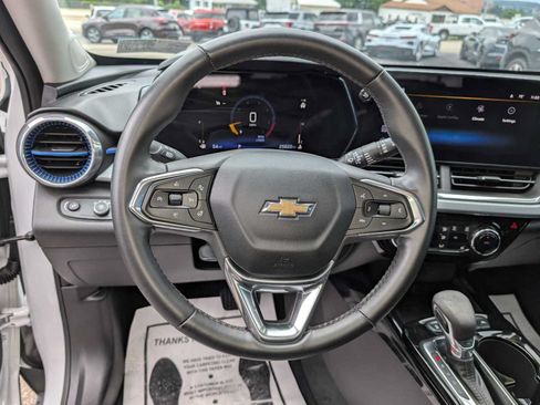 Used 2024 Chevrolet Trax LT w/ Sunroof Package FWD image 37