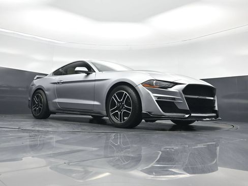 Used 2020 Ford Mustang Coupe RWD image 3