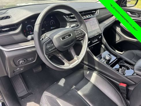 Used 2023 Jeep Grand Cherokee Limited w/ Black Appearance Package AWD/4WD image 8