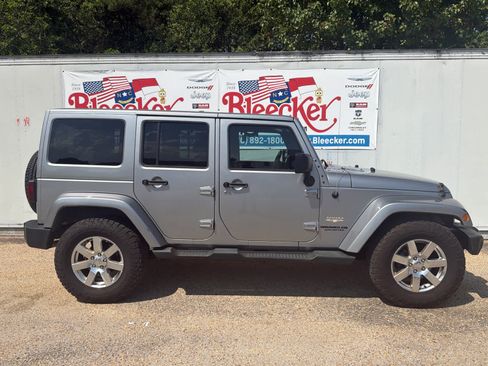 Used 2013 Jeep Wrangler Unlimited Sahara AWD/4WD image 2