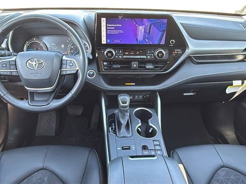 Used 2024 Toyota Highlander XLE image 19