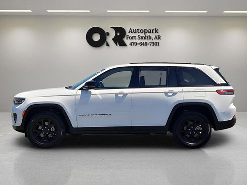 Used 2025 Jeep Grand Cherokee Altitude AWD/4WD image 3