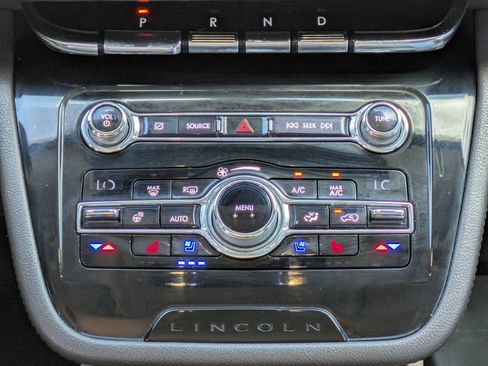 Used 2020 Lincoln Corsair Reserve w/ Elements Package FWD image 16