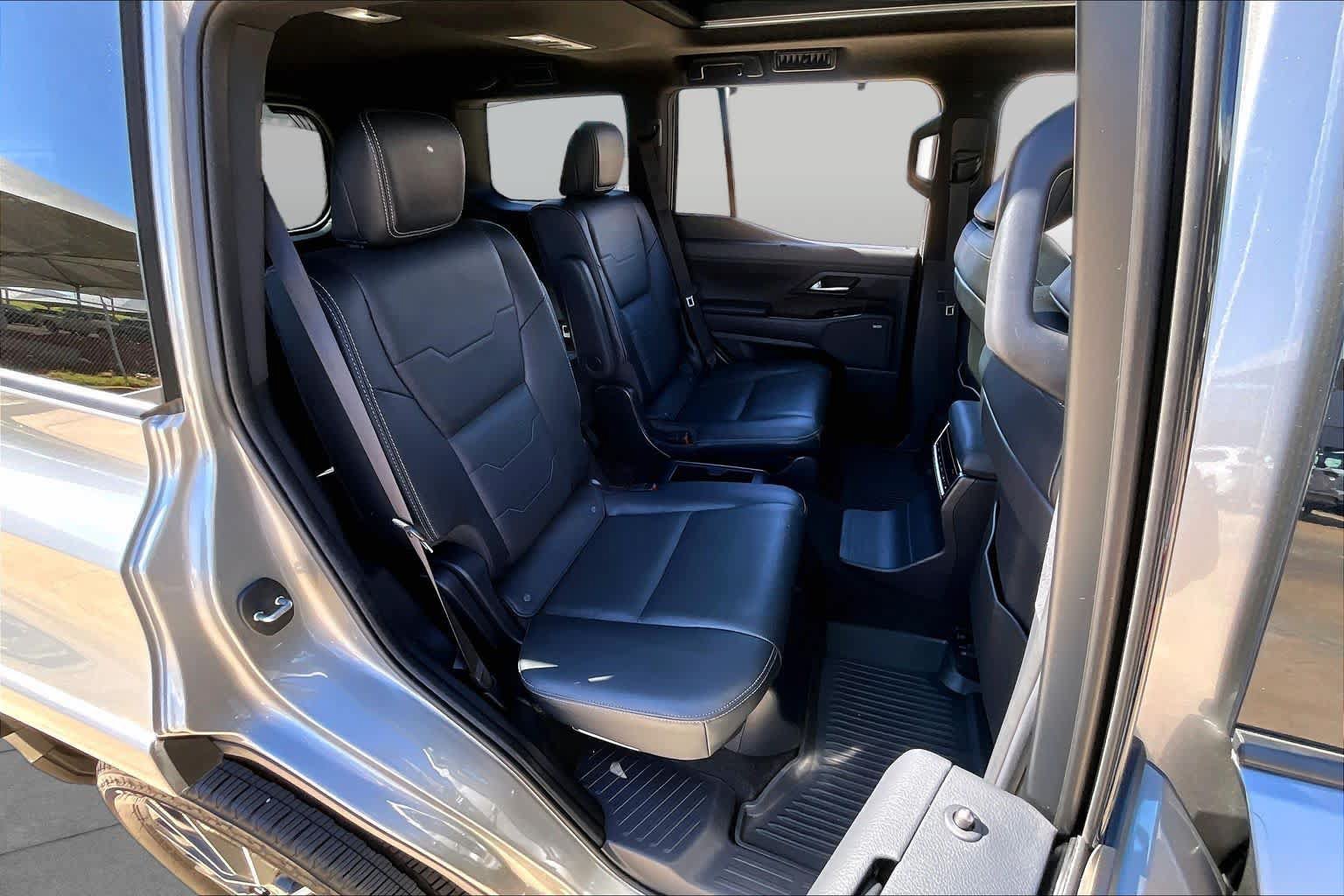 Used 2025 Lexus GX 550 w/ Accessory Package (2T) AWD/4WD image 37