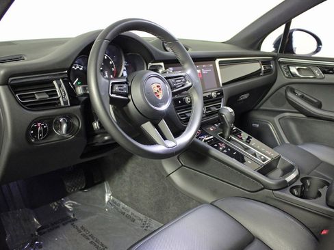 Used 2022 Porsche Macan w/ Premium Package Plus image 4