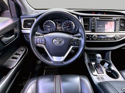 Used 2019 Toyota Highlander SE w/ Nightshade Edition AWD/4WD image 6