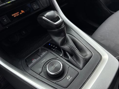 Used 2020 Toyota RAV4 XLE w/ XLE Grade Weather Package AWD/4WD image 28