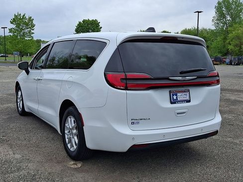 Used 2023 Chrysler Pacifica Touring-L FWD image 9