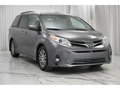 Used 2018 Toyota Sienna XLE image 2