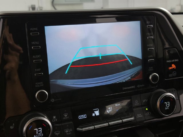 Used 2021 Toyota Highlander XLE FWD image 21