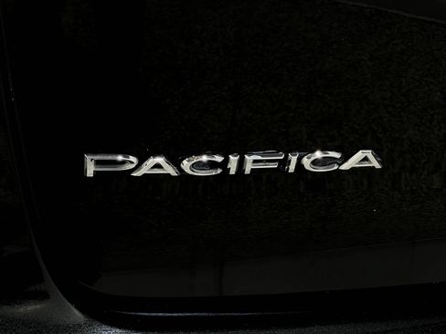 Used 2019 Chrysler Pacifica Limited FWD image 41
