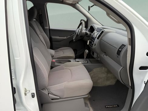 Used 2018 Nissan Frontier SV image 11