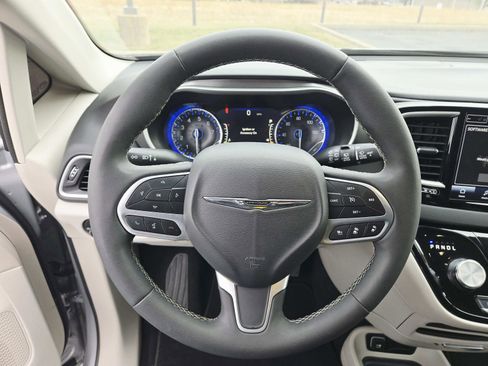 Used 2024 Chrysler Pacifica Touring-L image 19