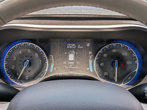 Used 2020 Chrysler Pacifica Limited w/ Tire & Wheel Group FWD image 34