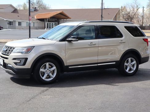 Used 2017 Ford Explorer XLT w/ Equipment Group 202A image 10