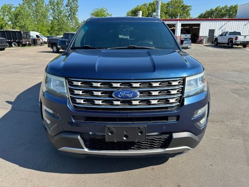 Used 2017 Ford Explorer XLT w/ Equipment Group 202A AWD/4WD image 8
