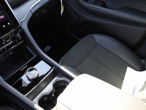 New 2025 Jeep Grand Cherokee Altitude image 25