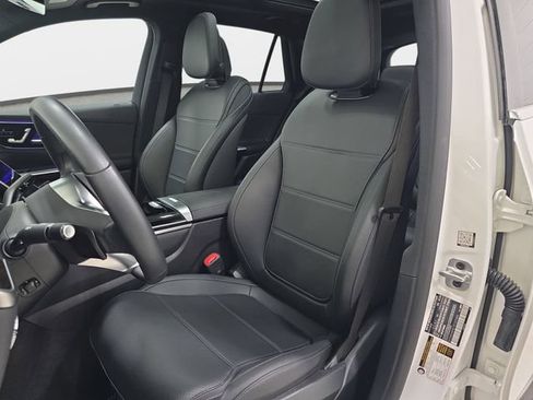 Used 2025 Mercedes-Benz GLC 300 4MATIC image 14
