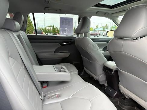Used 2021 Toyota Highlander XLE AWD/4WD image 33