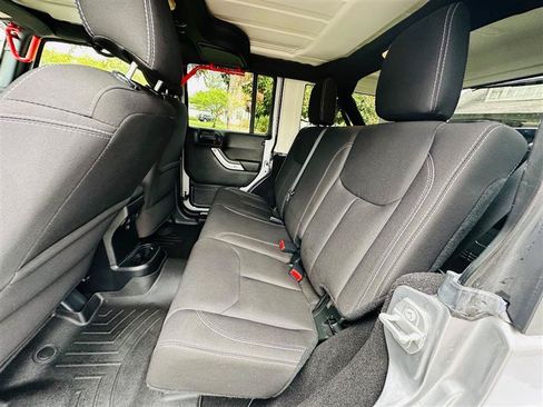 Used 2018 Jeep Wrangler Unlimited Sahara w/ Connectivity Group AWD/4WD image 34