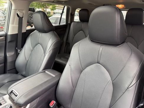 Used 2024 Toyota Highlander Limited AWD/4WD image 12