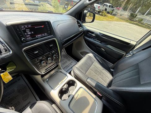 Used 2018 Dodge Grand Caravan SXT image 19
