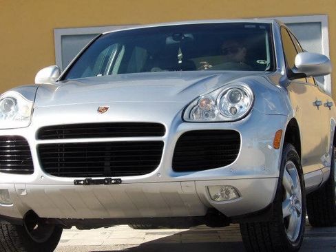 Used 2004 Porsche Cayenne Turbo image 12
