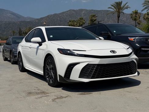 Used 2025 Toyota Camry SE w/ Convenience Package FWD image 1