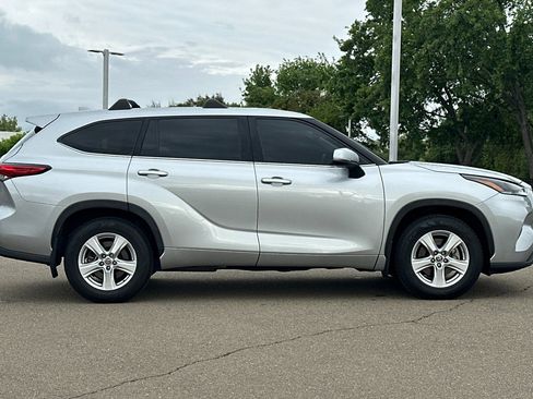 Used 2021 Toyota Highlander LE image 3
