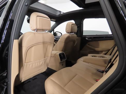 Certified 2025 Porsche Macan AWD/4WD image 45