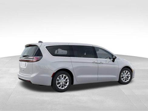 Used 2026 Chrysler Pacifica Select AWD/4WD image 5