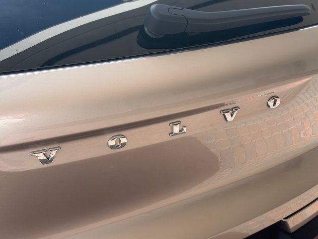 Certified 2024 Volvo XC40 B5 Plus AWD/4WD image 13