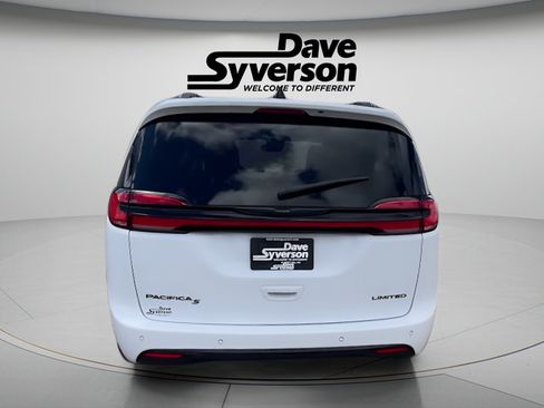 Used 2025 Chrysler Pacifica Limited FWD image 6