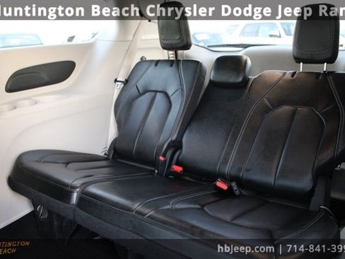 Used 2023 Chrysler Pacifica Touring-L image 33