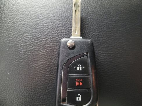 Used 2021 Toyota RAV4 LE AWD/4WD image 32