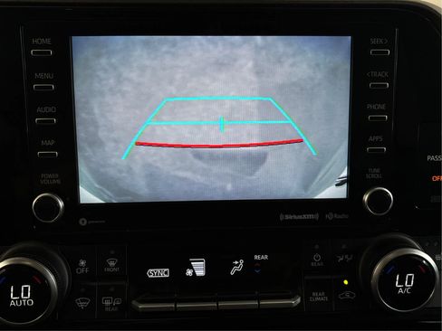Used 2022 Toyota Highlander XLE AWD/4WD image 35