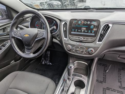 Used 2018 Chevrolet Malibu LT FWD image 12