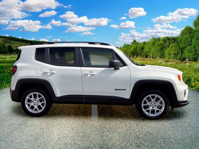 Used 2022 Jeep Renegade Latitude w/ Convenience Group AWD/4WD image 7